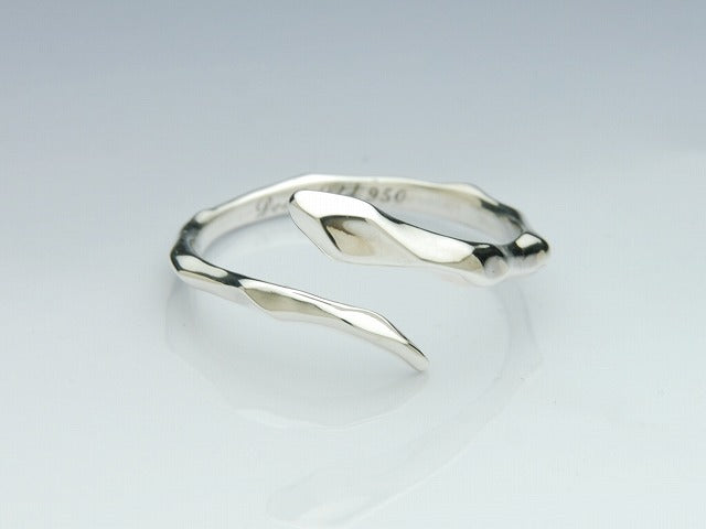 LINE SNAKE RING