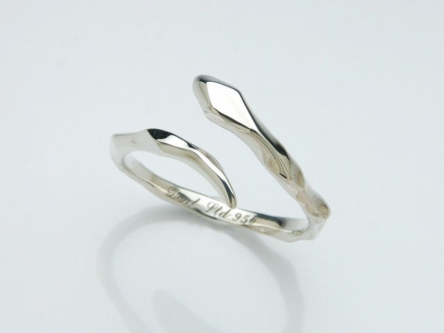 LINE SNAKE RING