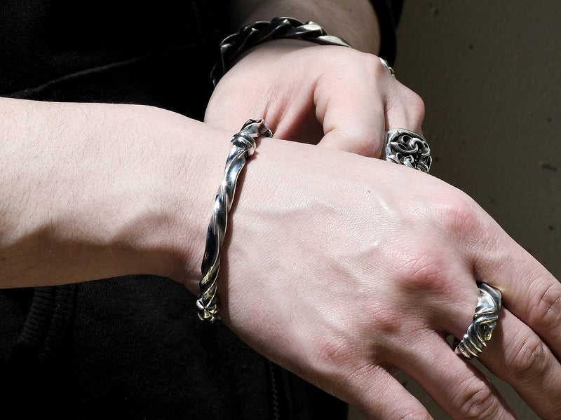 REVERSE TWIST BANGLE