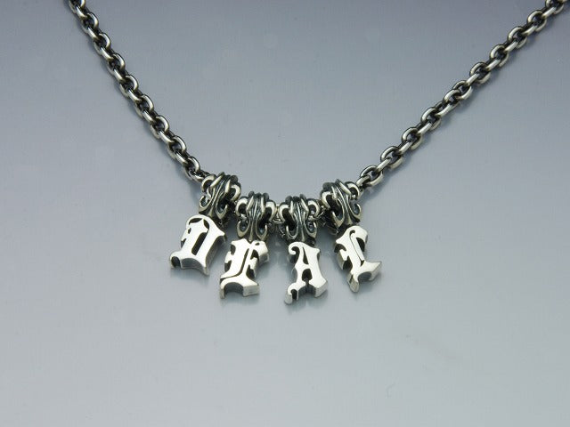 ブラックレターチャーム