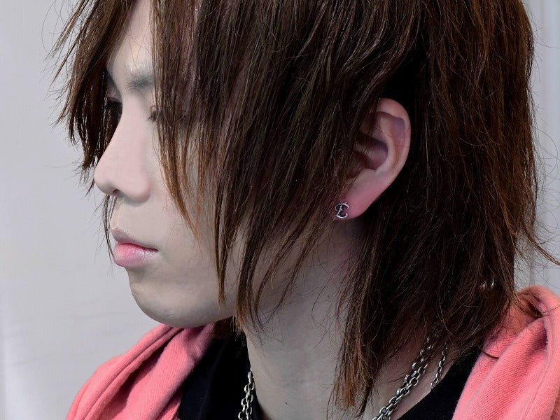 グレイスイニシャルピアス