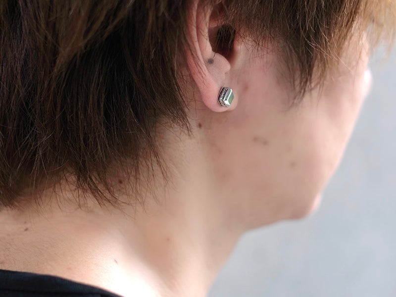 スクエアシグネットピアス