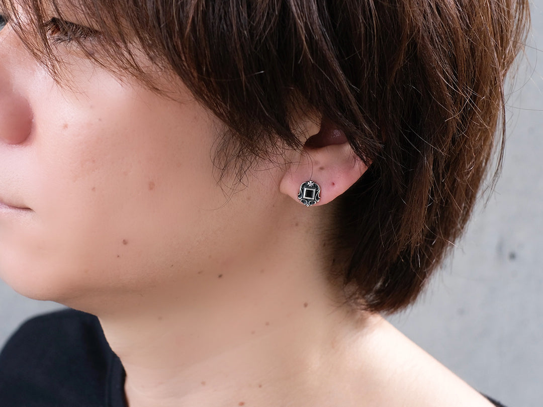 ライオンフレームピアス