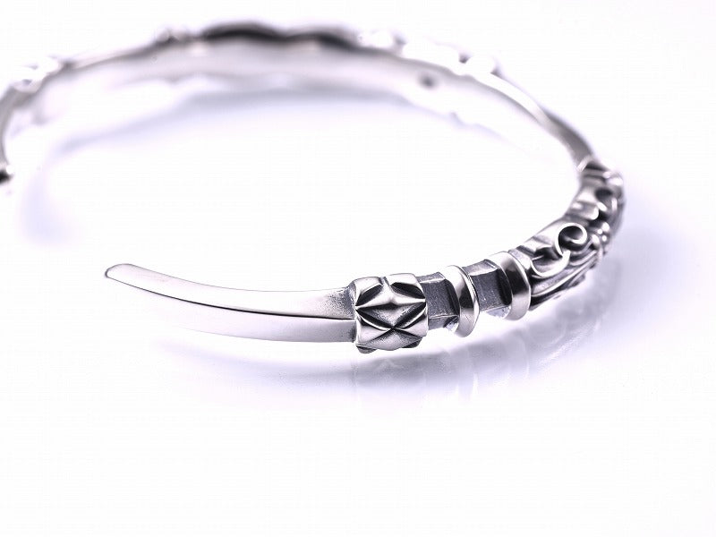 ツイストゲートバングル