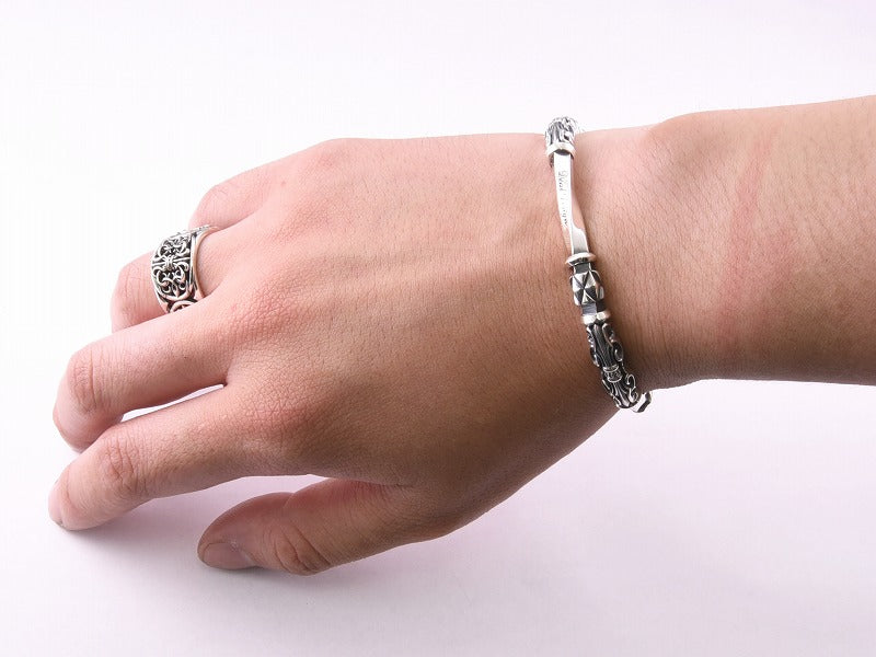 ツイストゲートバングル