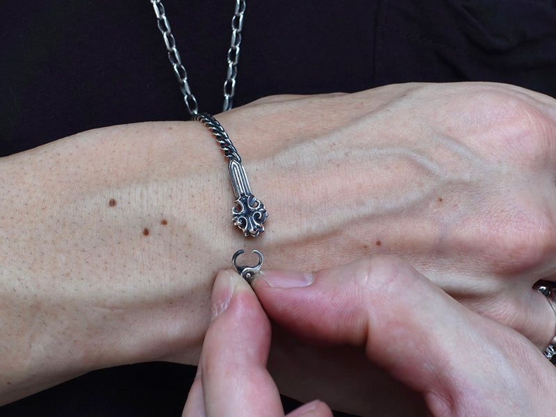 マイクロクリップブレス:ソリッドダガー