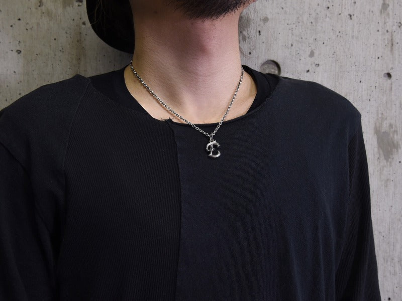 グレイスイニシャルペンダント "E"