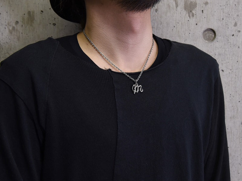 グレイスイニシャルペンダント "M"