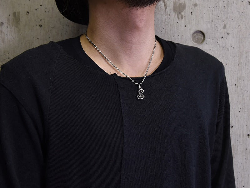 グレイスイニシャルペンダント "S"