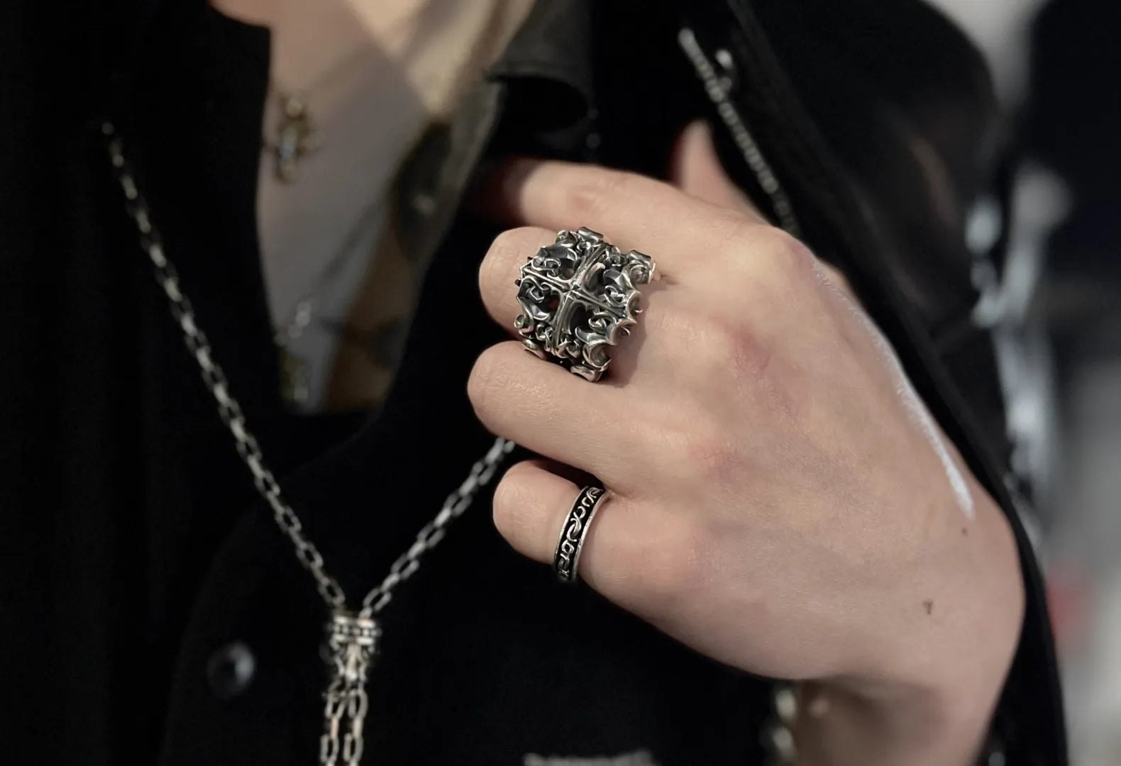 エッジの効いたフレームワークで魅せるクロスリング