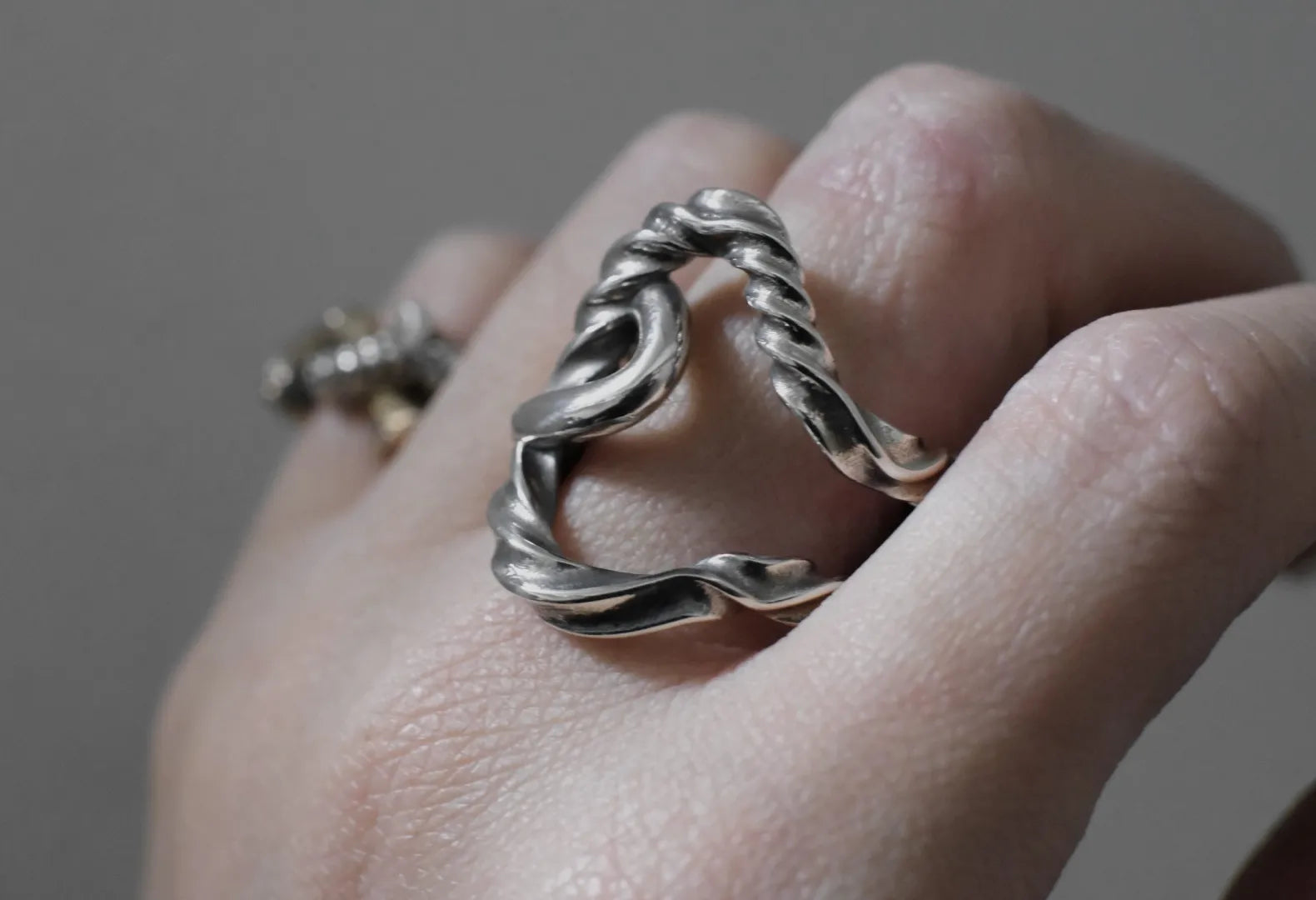 独創的でキャッチーなデザインのリング