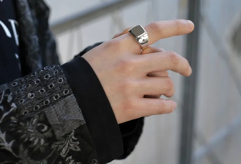 隠れた彫刻を施したシグネットリング