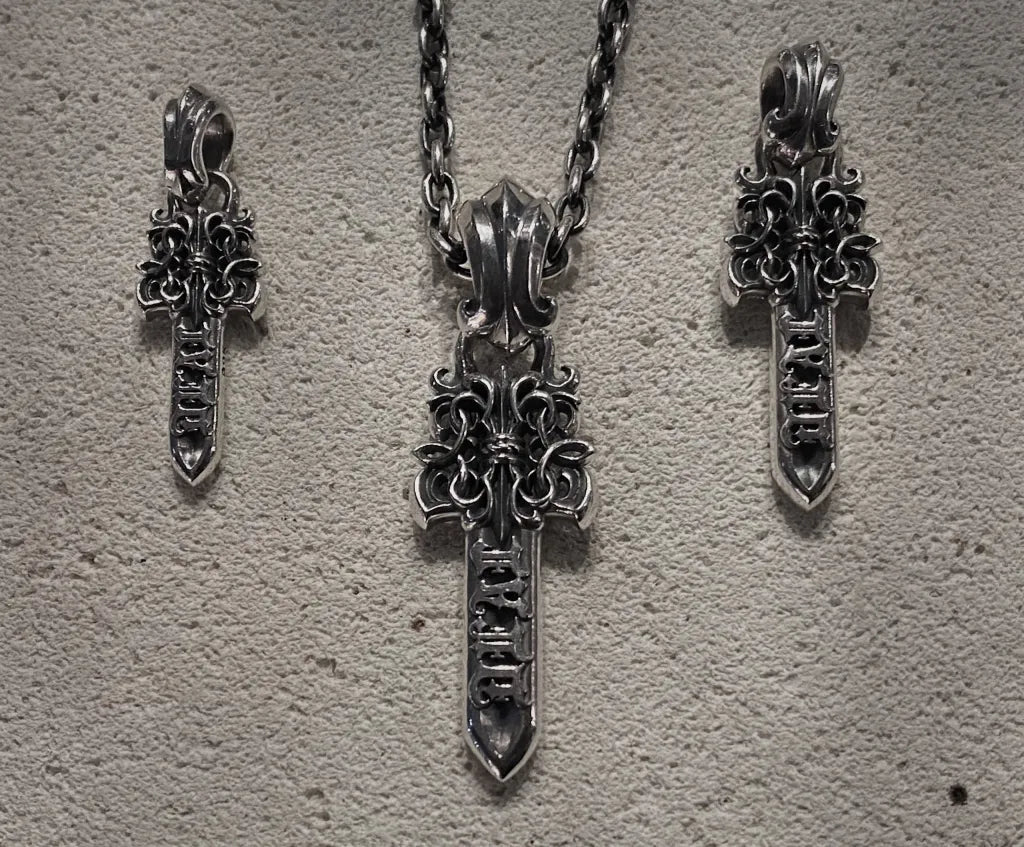 繊細なデザインラインが溶け込むダガーペンダント