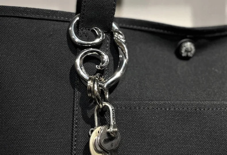 計算されたスムーズな着け外しも魅力【カーリーフック】