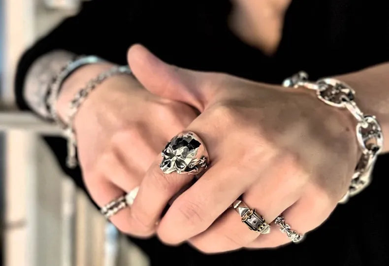 独特な多面カットが放つグロッシーなスカルリング