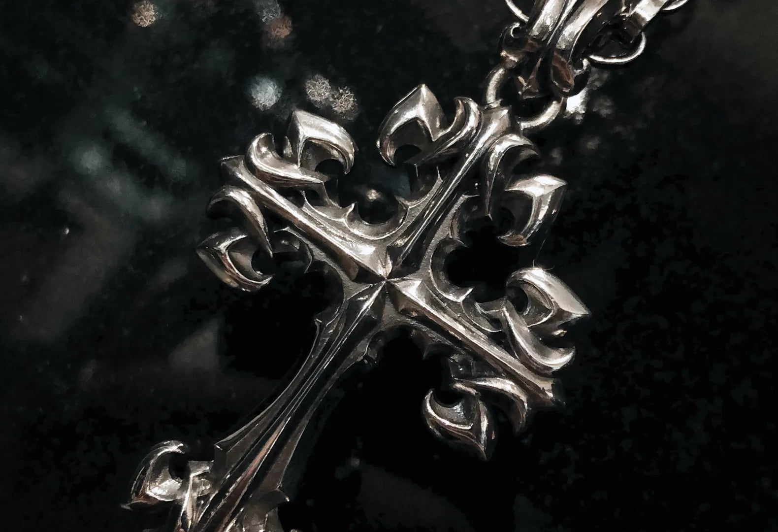 圧倒的な存在感を放つクロスモチーフのペンダント！デザインやディテールにも注目！