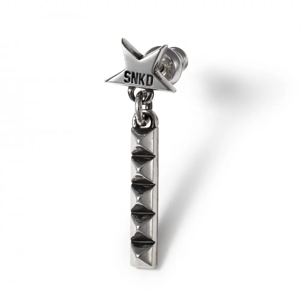 CHIPPED STAR PIERCE WITH STUDS