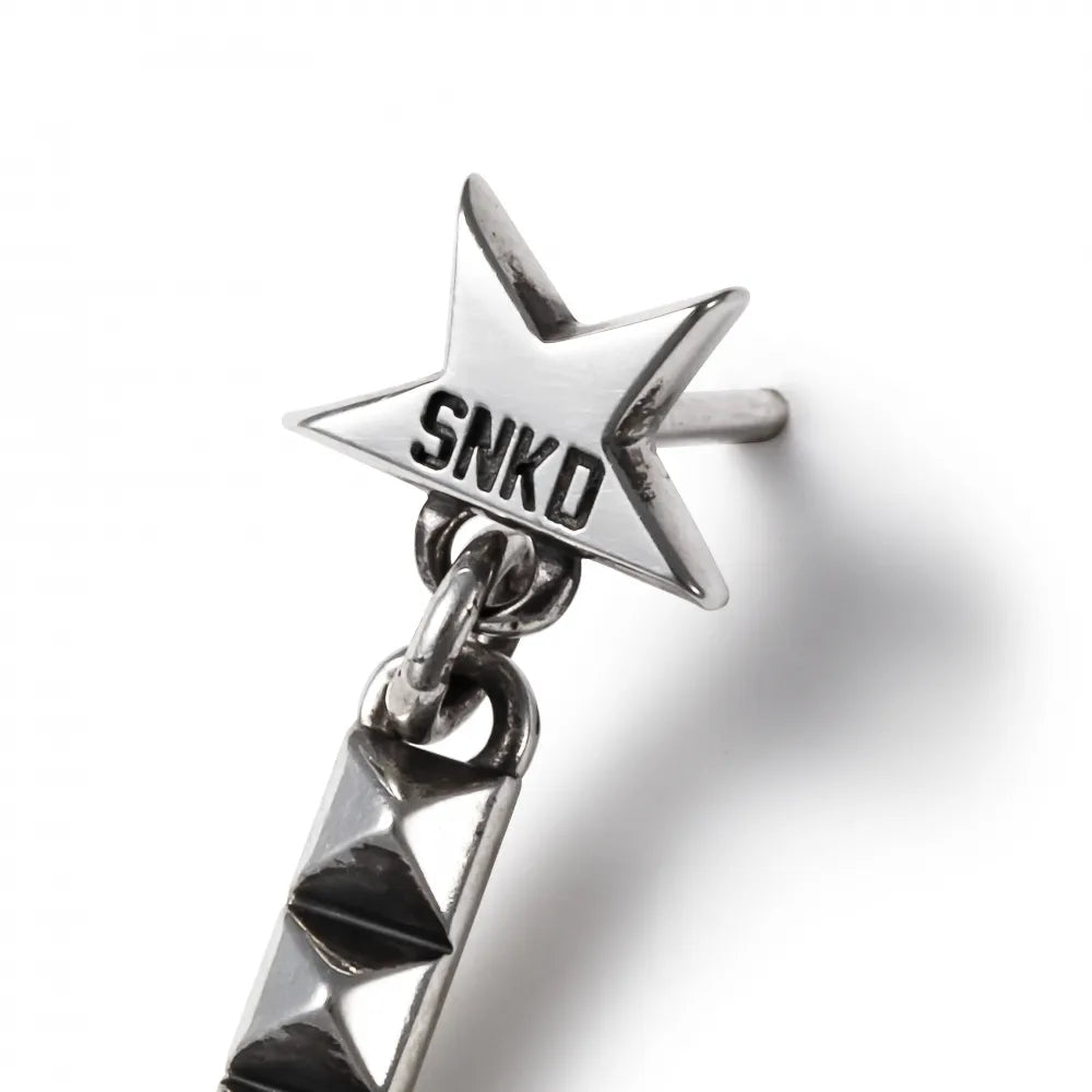 CHIPPED STAR PIERCE WITH STUDS