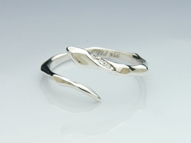 LINE SNAKE RING with stone