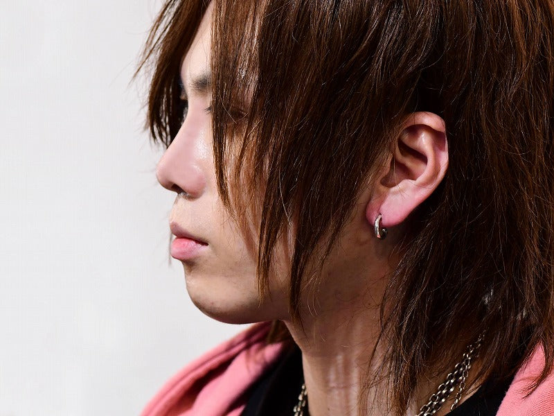 スクロールフープピアス