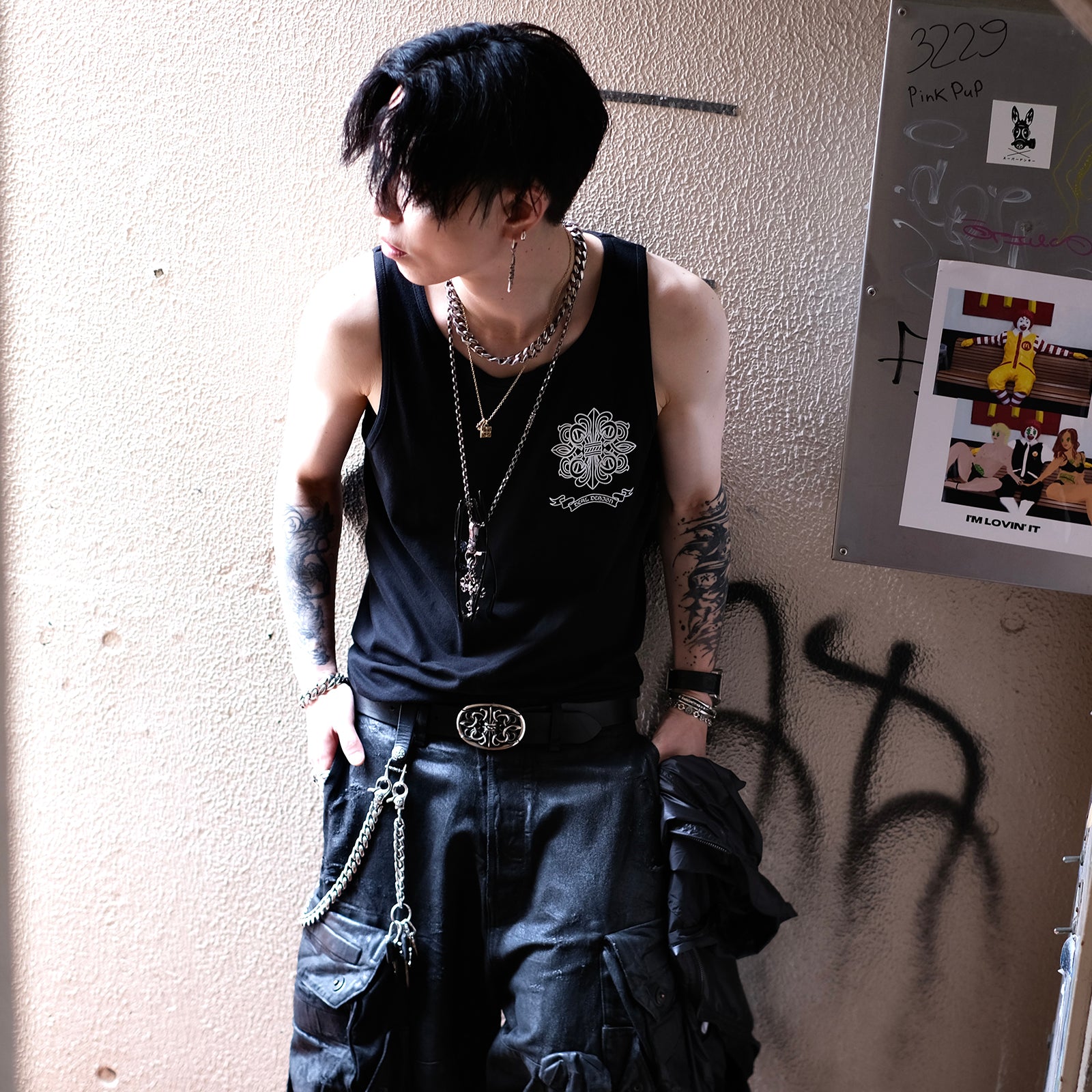 フード付きタンクトップ ブラック ゴールドプリント タンクトップ KG with flag