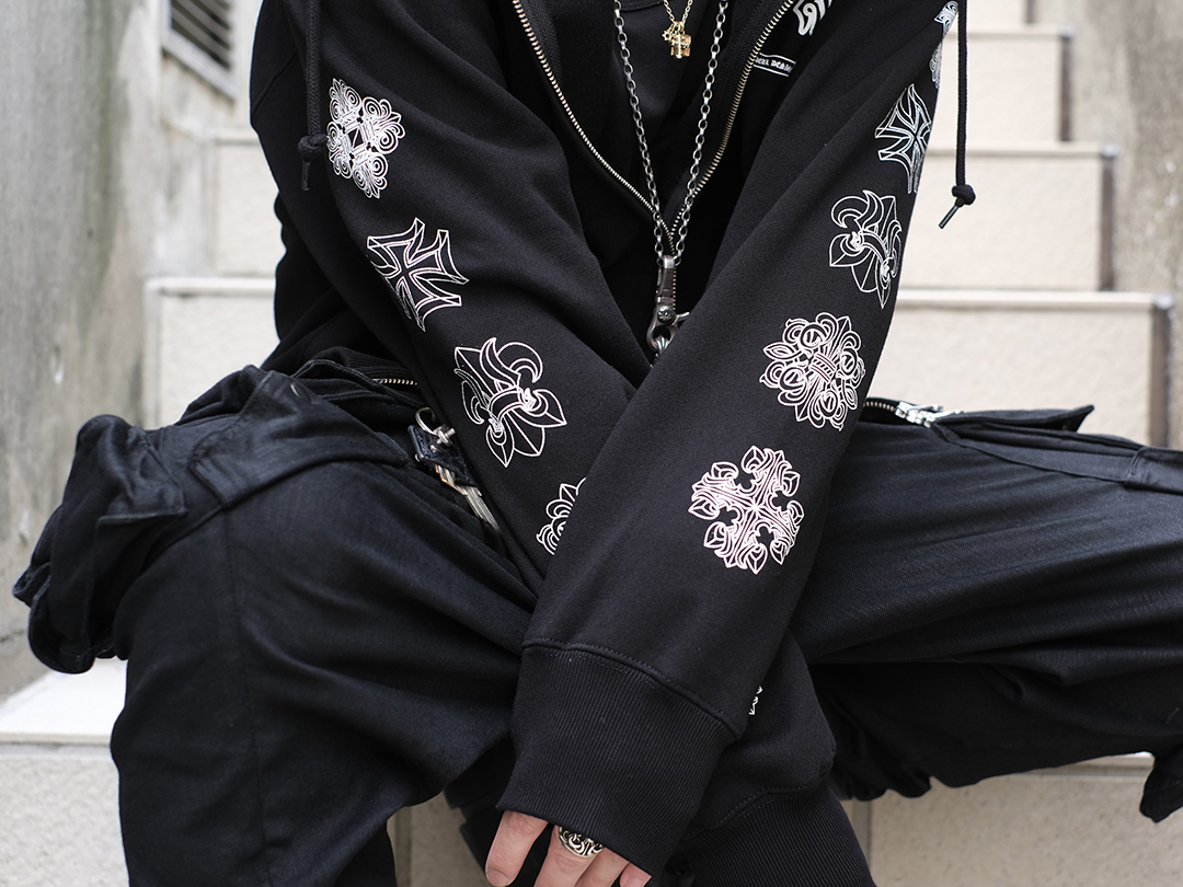 ロゴストームパーカー